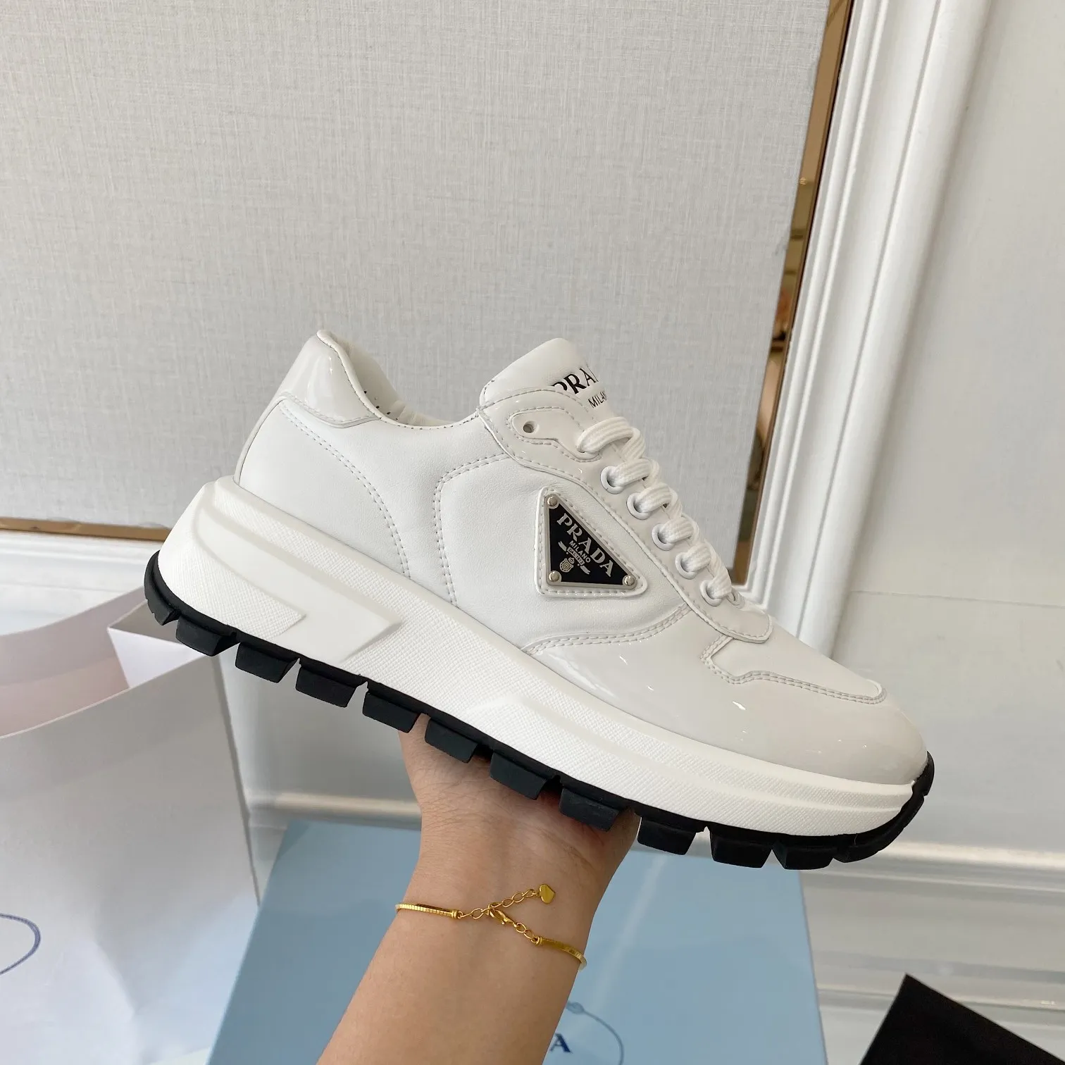 👟👟Ex-factory price 580👟👟 PRADA ²⁰²4 𝐬𝐬Prada’s new product comes with strength! ❣️Many Internet celebrities have the same style, fashionable and versatile nice items, original shoes are developed and purchased from Italian counters, and are reproduced 1:1 according to the original taste. This year’s theme is not to be defined, embodying texture through simplicity💛From thick-soled sneakers to zigzag short boots to 2024 flat shoes, everything reveals a sure-fire momentum...combining gentleness and handsomeness, the finishing touch for women❤️ The top-grade open-edge beaded cowhide with imported cowhide triangle logo is consistent with the original version, the wear-resistant and ultra-light two-color outsole, and the sheepskin lining are breathable and comfortable. ⚛Size: Women's 34-40 ⚛Size: Men's 39-45 Original packaging accessories. ⚛